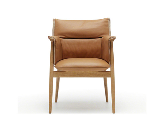 Embrace chair with wood structure, cushion and armrests